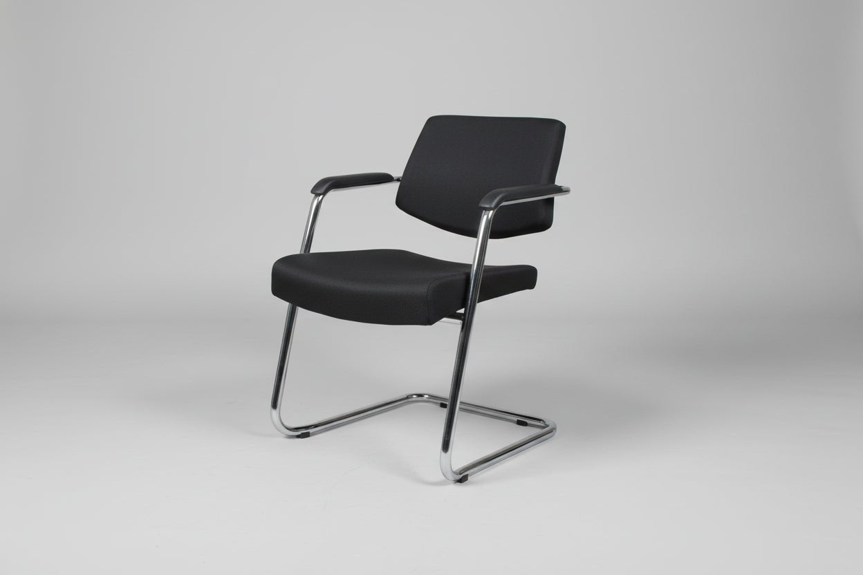 Circulaire Vergaderstoel Zwart Gestoffeerd Chroom Sledeframe Stapelbaar | Circufair - Vergaderstoelen
