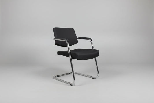 Circulaire Vergaderstoel Zwart Gestoffeerd Chroom Sledeframe Stapelbaar | Circufair - Vergaderstoelen