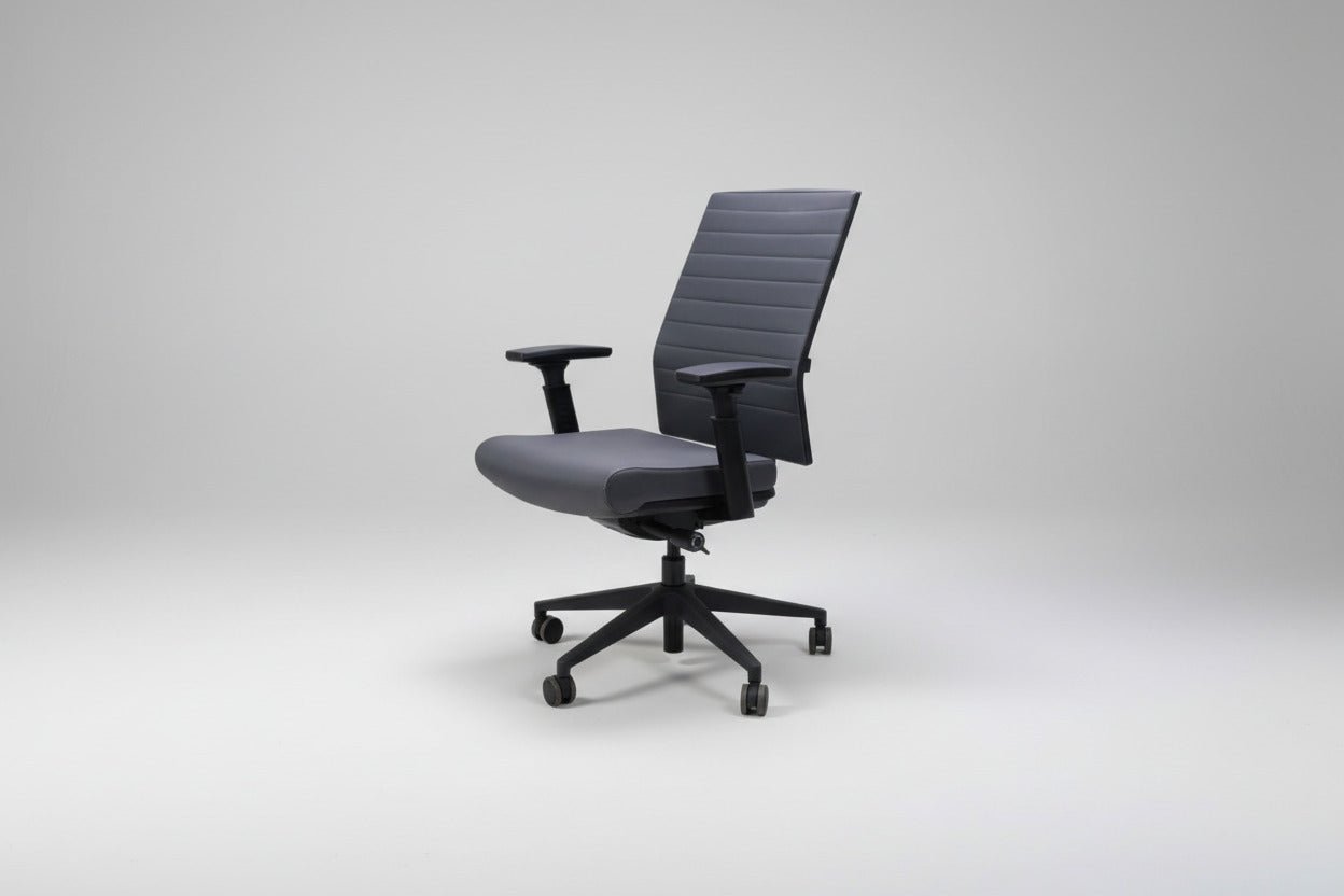 Circulaire Bureaustoel Grijs 3D Armleggers Schuifzitting Kantelbaar Zwart Onderstel | Circufair - Migration_Bureaustoelen