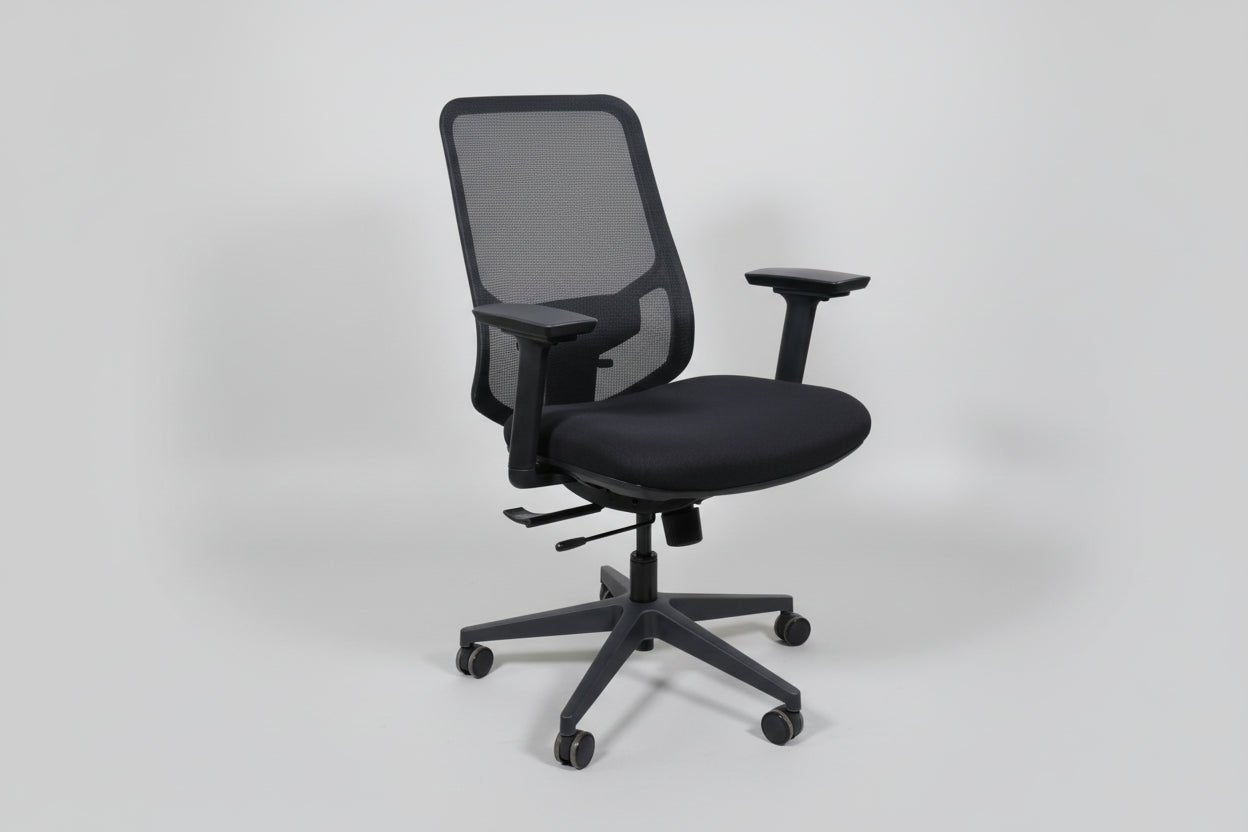Circulaire Bureaustoel Zwart Gestoffeerd Mesh Rugleuning 3D Armleuningen | Circufair - Bureaustoelen