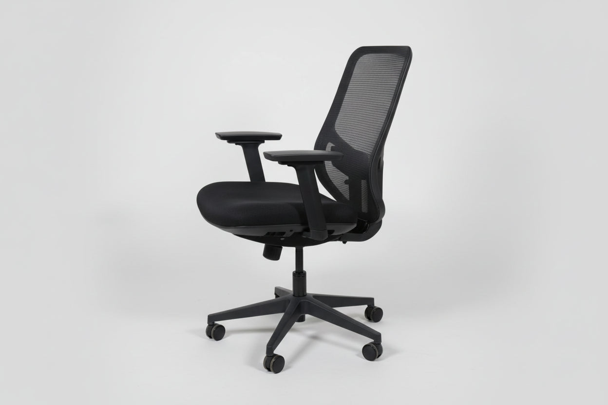 Circulaire Bureaustoel Zwart Gestoffeerd Mesh Rugleuning 3D Armleuningen | Circufair - Bureaustoelen