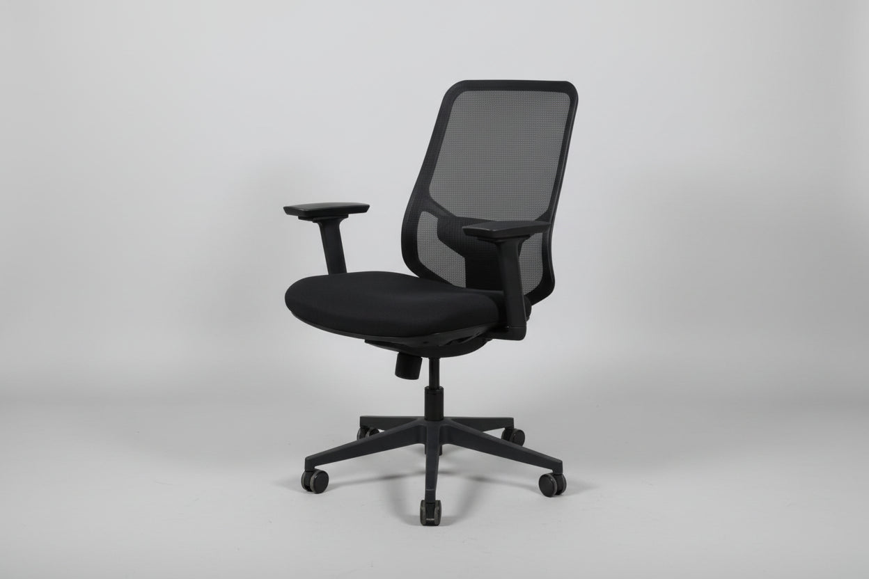Circulaire Bureaustoel Zwart Gestoffeerd Mesh Rugleuning 3D Armleuningen | Circufair - Bureaustoelen