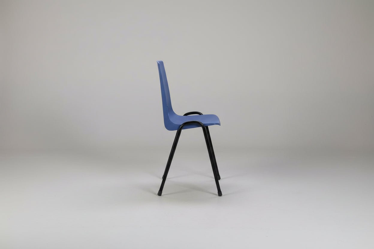 Circulaire Kantinestoel Blauw Kunststof Kuip Zwart Frame Stapelbaar | Circufair - Kantoorstoelen