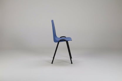 Circulaire Kantinestoel Blauw Kunststof Kuip Zwart Frame Stapelbaar | Circufair - Kantoorstoelen