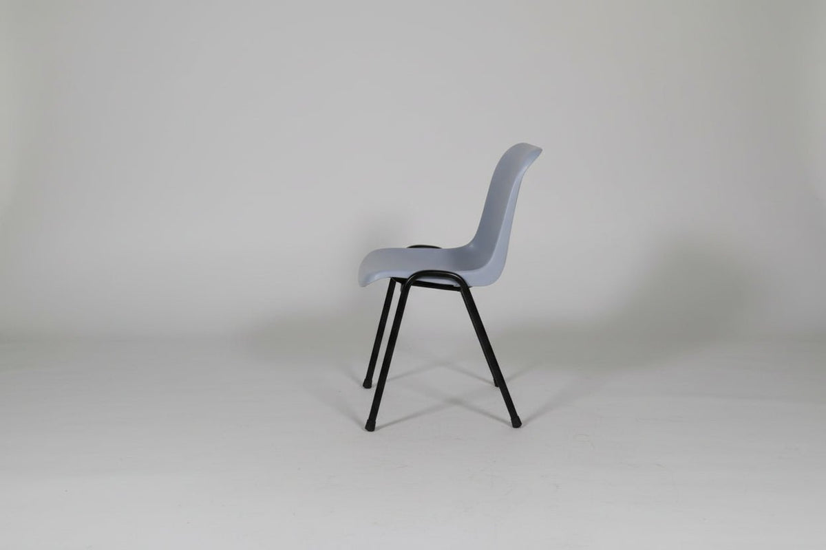 Circulaire Kantinestoel De Valk Grijze Kuip Zwart Frame Stapelbaar | Circufair - Kantoorstoelen