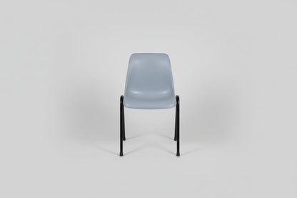 Circulaire Kantinestoel De Valk Grijze Kuip Zwart Frame Stapelbaar | Circufair - Kantoorstoelen