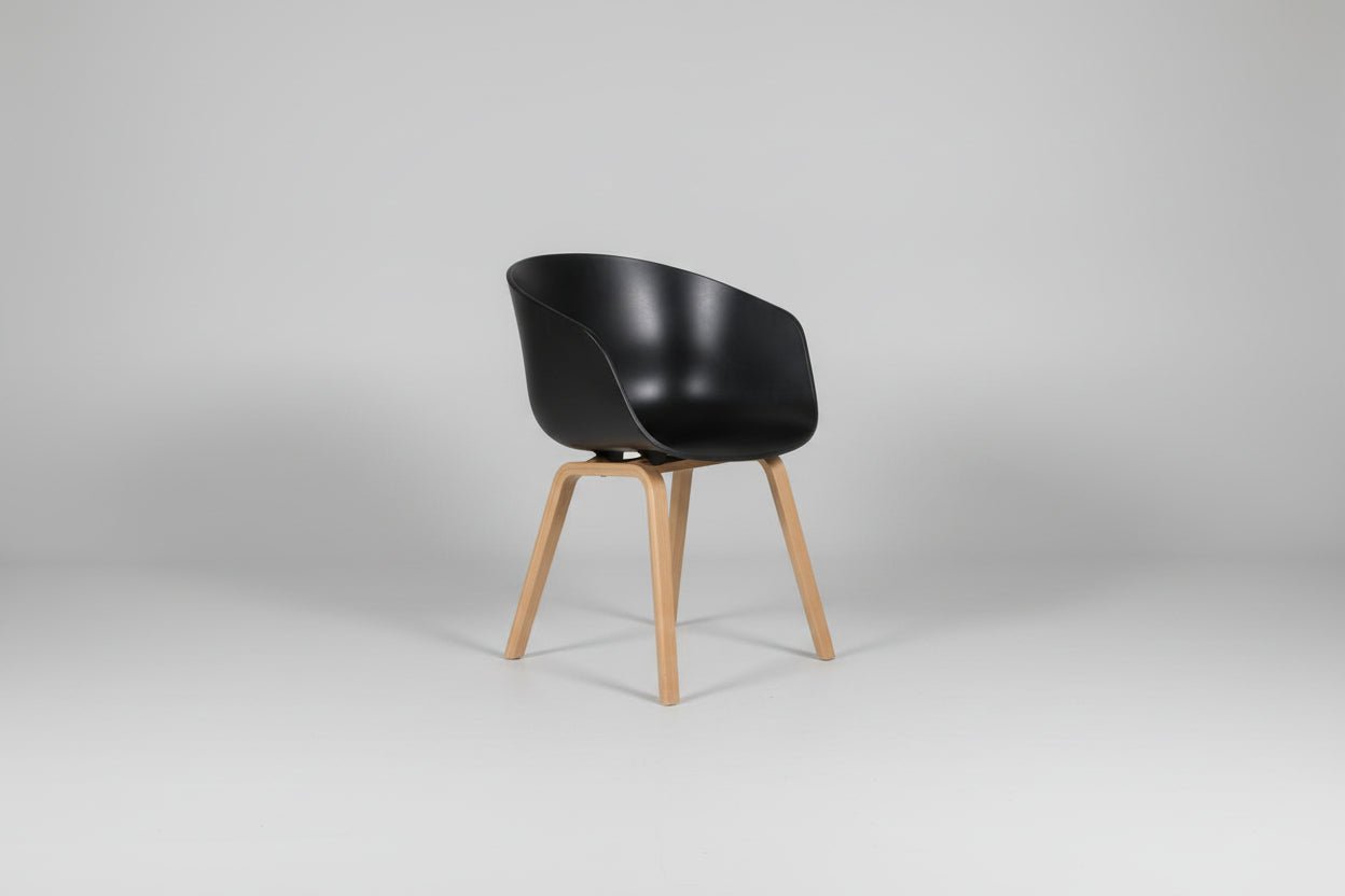 Circulaire Kantinestoel HAY AAC22 Zwarte Kuip Houten Frame Z.G.A.N. | Circufair - Vergaderstoelen