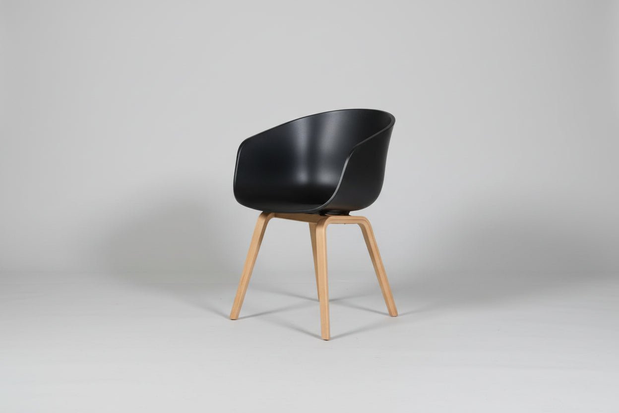 Circulaire Kantinestoel HAY AAC22 Zwarte Kuip Houten Frame Z.G.A.N. | Circufair - Vergaderstoelen