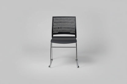 Circulaire Kantinestoel Zwart Verchroomd Frame Stapelbaar & Koppelbaar | Circufair - Kantoorstoelen