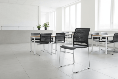 Circulaire Kantinestoel Zwart Verchroomd Frame Stapelbaar & Koppelbaar | Circufair - Kantoorstoelen