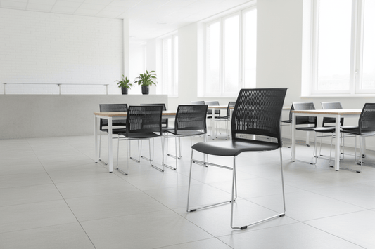 Circulaire Kantinestoel Zwart Verchroomd Frame Stapelbaar & Koppelbaar | Circufair - Kantoorstoelen