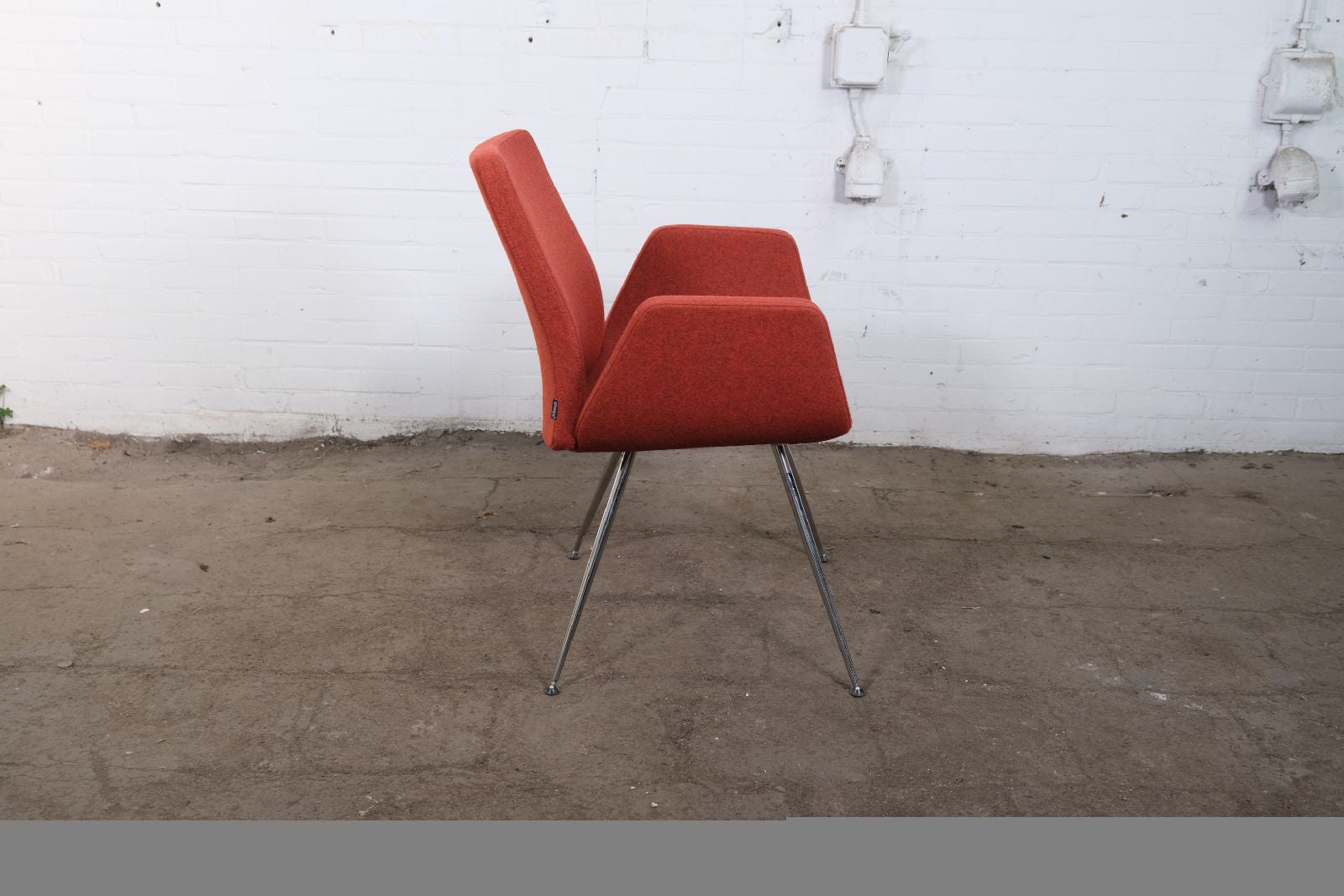 Circulaire Vergaderstoel Deberenn Rood Vilt Verchroomd Frame Armleggers | Circufair - Kantoorstoelen
