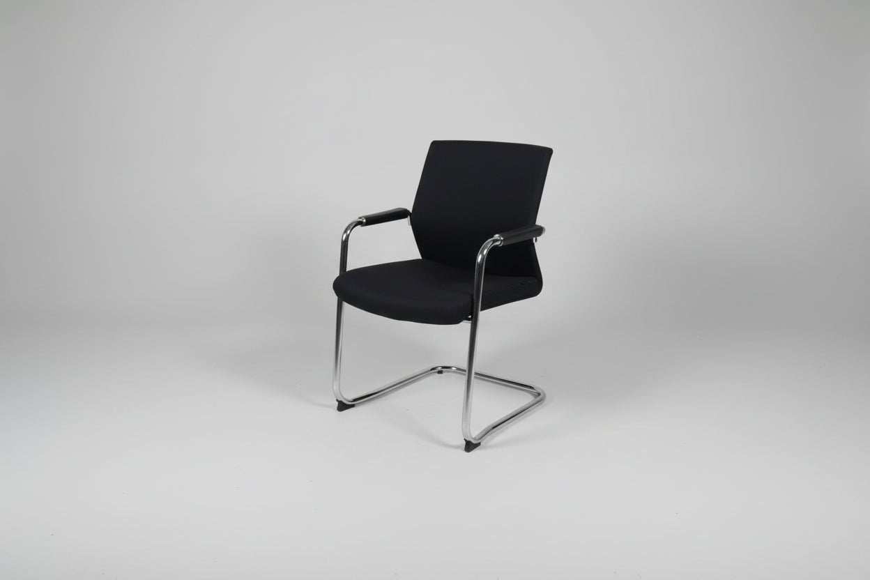 Jong Gebruikte Vergaderstoel in Zwart met Chroom Sledeframe | Circufair - Vergaderstoelen