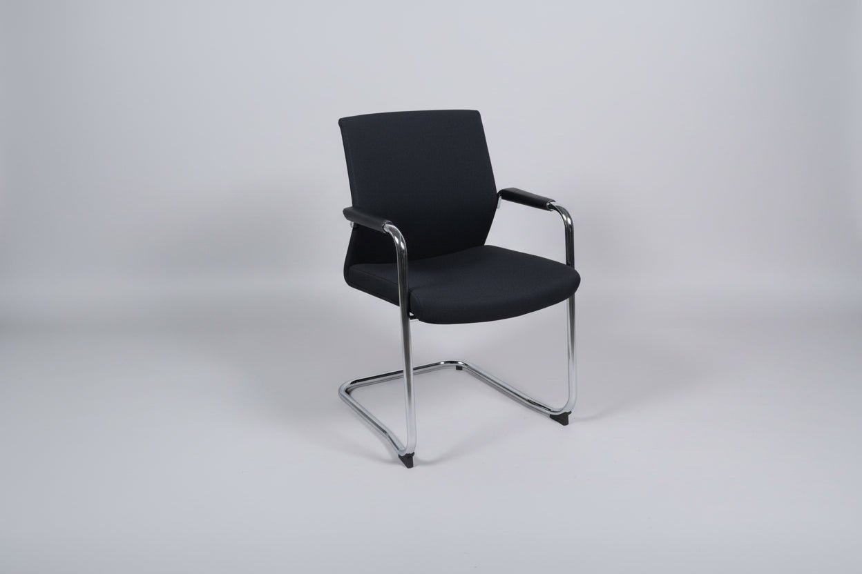 Jong Gebruikte Vergaderstoel in Zwart met Chroom Sledeframe | Circufair - Vergaderstoelen