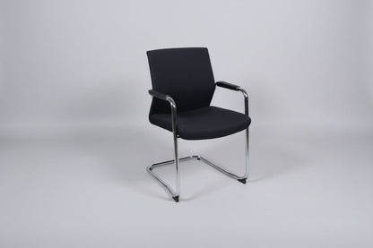 Jong Gebruikte Vergaderstoel in Zwart met Chroom Sledeframe | Circufair - Vergaderstoelen