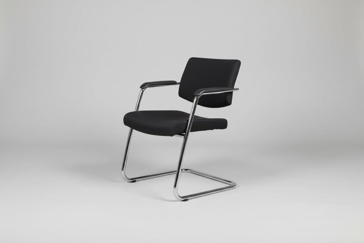 Circulaire Vergaderstoel Zwart Gestoffeerd Chroom Sledeframe Stapelbaar | Circufair - Vergaderstoelen