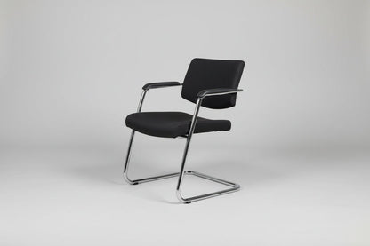Circulaire Vergaderstoel Zwart Gestoffeerd Chroom Sledeframe Stapelbaar | Circufair - Vergaderstoelen