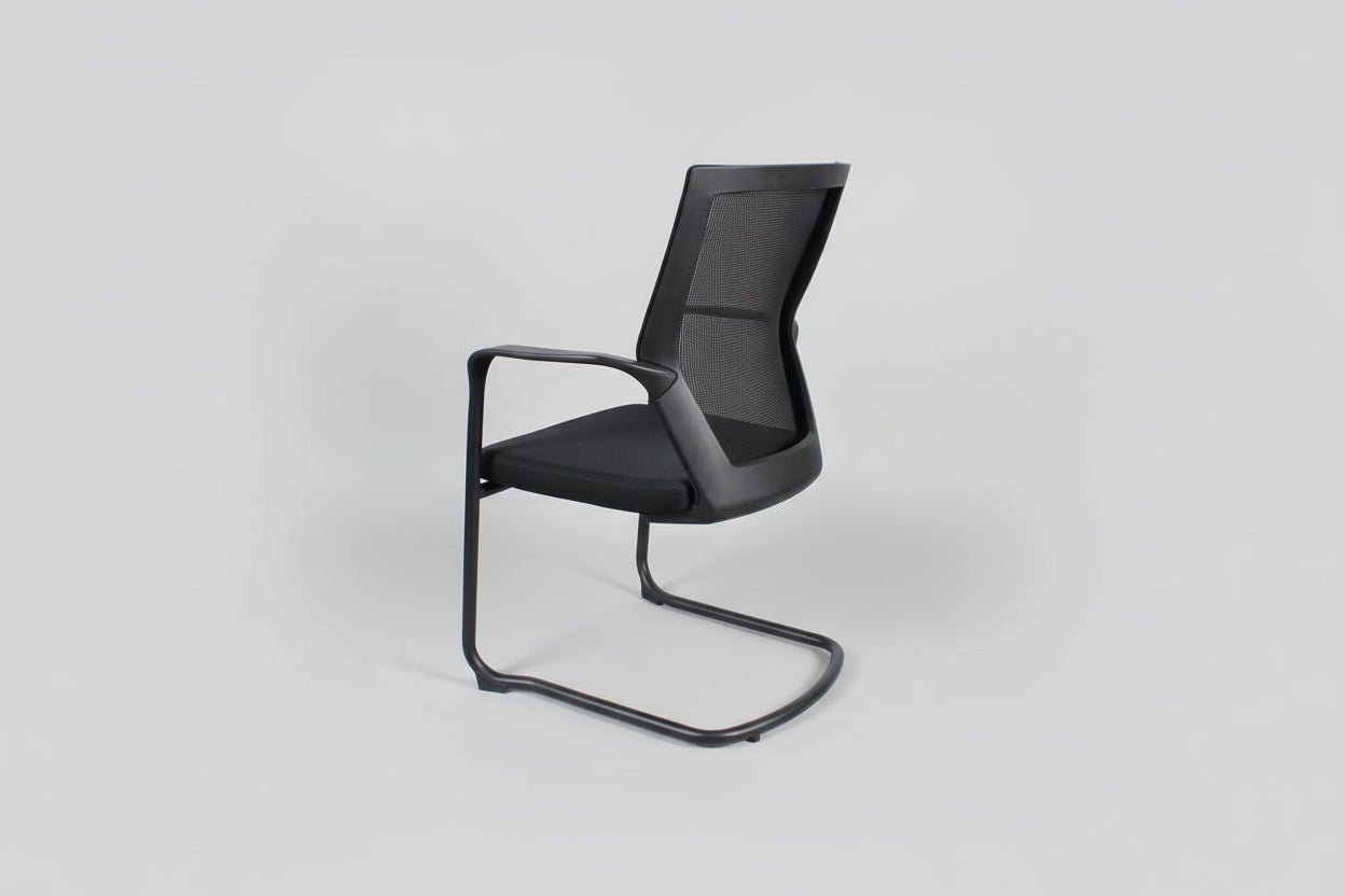 Circulaire Vergaderstoel Zwart Mesh Sledeframe Stapelbaar | Circufair - Vergaderstoelen