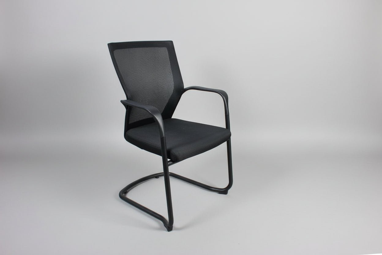 Circulaire Vergaderstoel Zwart Mesh Sledeframe Stapelbaar | Circufair - Vergaderstoelen