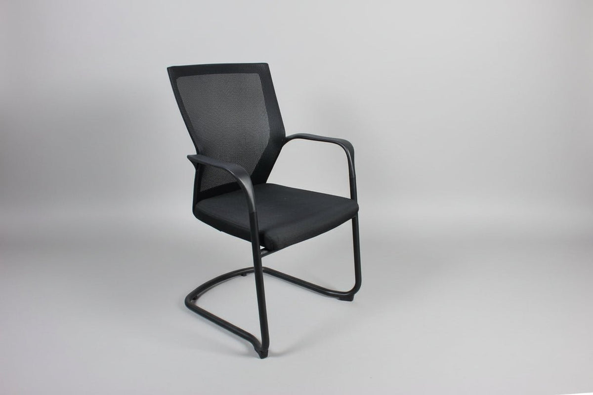 Circulaire Vergaderstoel Zwart Mesh Sledeframe Stapelbaar | Circufair - Vergaderstoelen