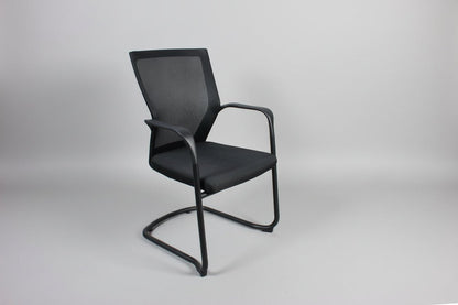 Circulaire Vergaderstoel Zwart Mesh Sledeframe Stapelbaar | Circufair - Vergaderstoelen