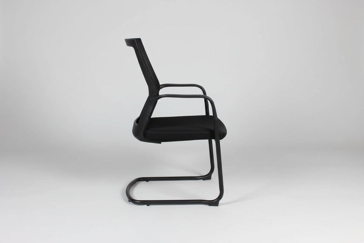 Circulaire Vergaderstoel Zwart Mesh Sledeframe Stapelbaar | Circufair - Vergaderstoelen